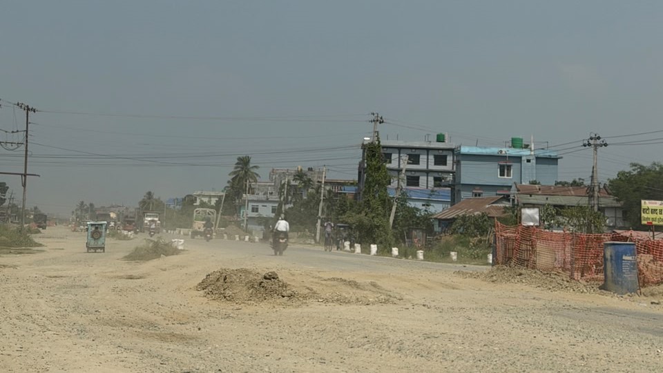 एसियन हाइवे निर्माण क्षेत्रमा धुलो प्रदूषण बढ्दो, स्थानीय प्रभावित एसियन हाइवे निर्माण क्षेत्रमा धुलो प्रदूषण बढ्दो, स्थानीय प्रभावित