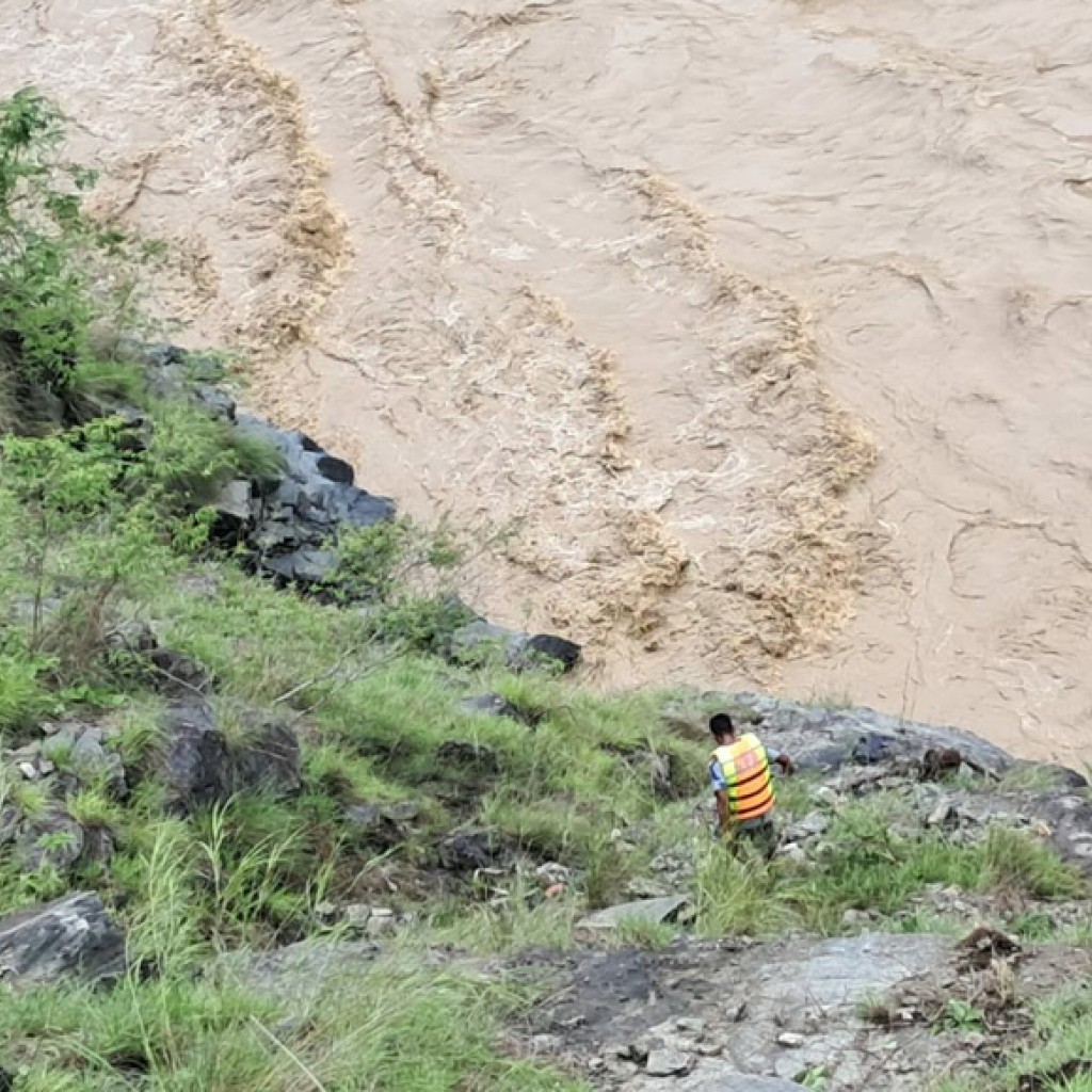 कर्णालीमा खसेको फोर्स गाडी खोज्न सोनार क्यामेरा र गोताखोर परिचालन कर्णालीमा खसेको फोर्स गाडी खोज्न सोनार क्यामेरा र गोताखोर परिचालन