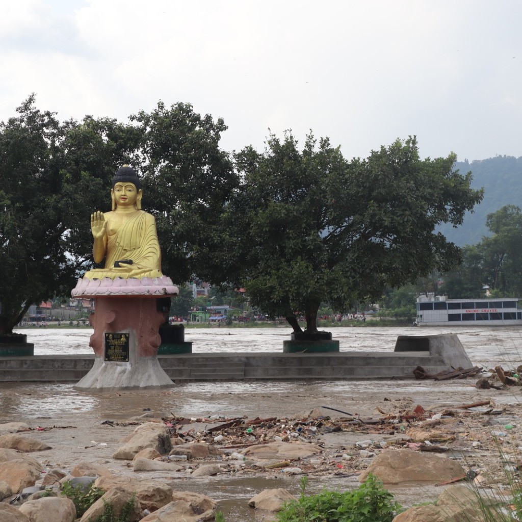 नारायणीमा बाढीले बगाएर ल्याएका ६७ शव संकलन, व्यवस्थापनमा चुनौती