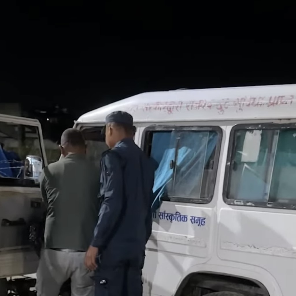 प्रहरीलाई छल्न खोजेको एम्बुलेन्सबाट ४५० किलो गाँजा बरामद 